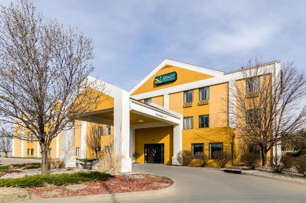 Quality Inn & Suites Manhattan image 1