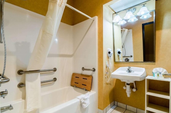 Quality Inn & Suites Manhattan image 16