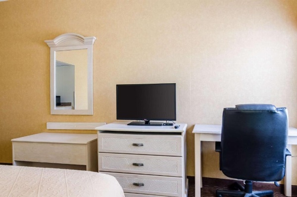 Quality Inn & Suites Manhattan image 17