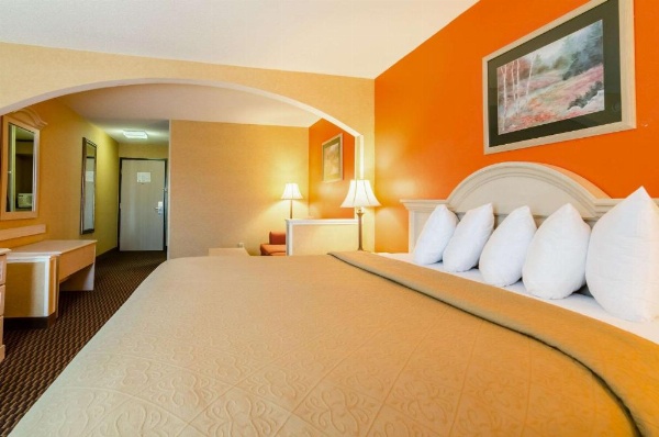 Quality Inn & Suites Manhattan image 20