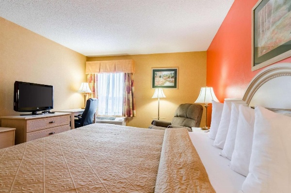 Quality Inn & Suites Manhattan image 7